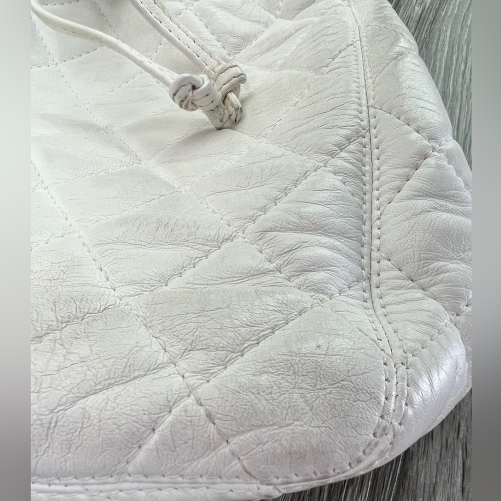 VINTAGE RARE — Chanel Bucket Bag with Tortoise Handle - Picture 6 of 12